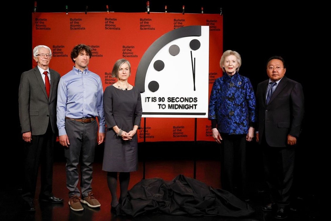 Dong ho ngay tan the tien sat moc tham khoc hinh anh