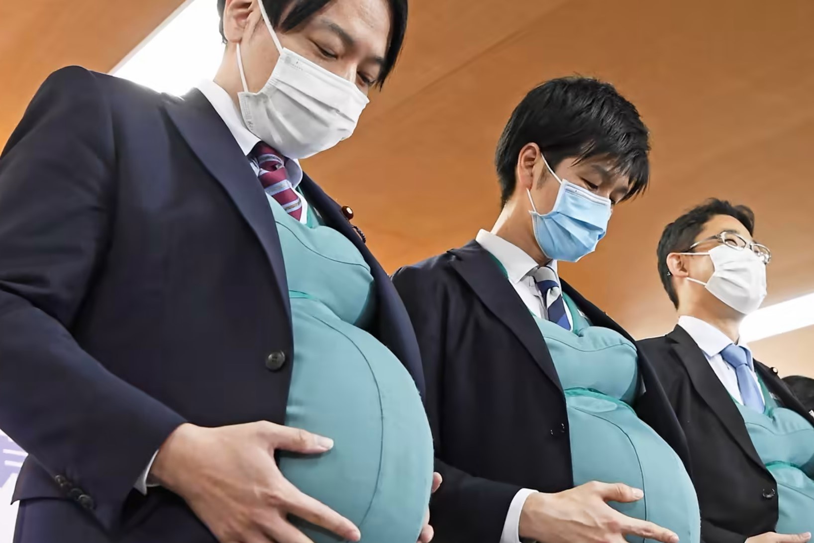 Mot nguoi dan ong duoc giao viec giai quyet bat binh dang gioi o Nhat hinh anh