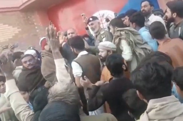 Dam dong lao vao don canh sat o Pakistan, keo nguoi ra danh chet hinh anh