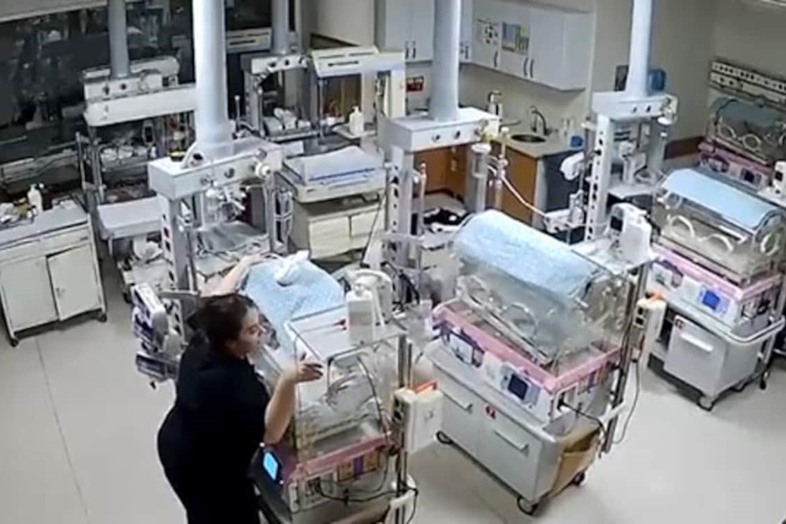 Khoanh khac y ta om chat long ap tre so sinh giua dong dat Tho Nhi Ky hinh anh