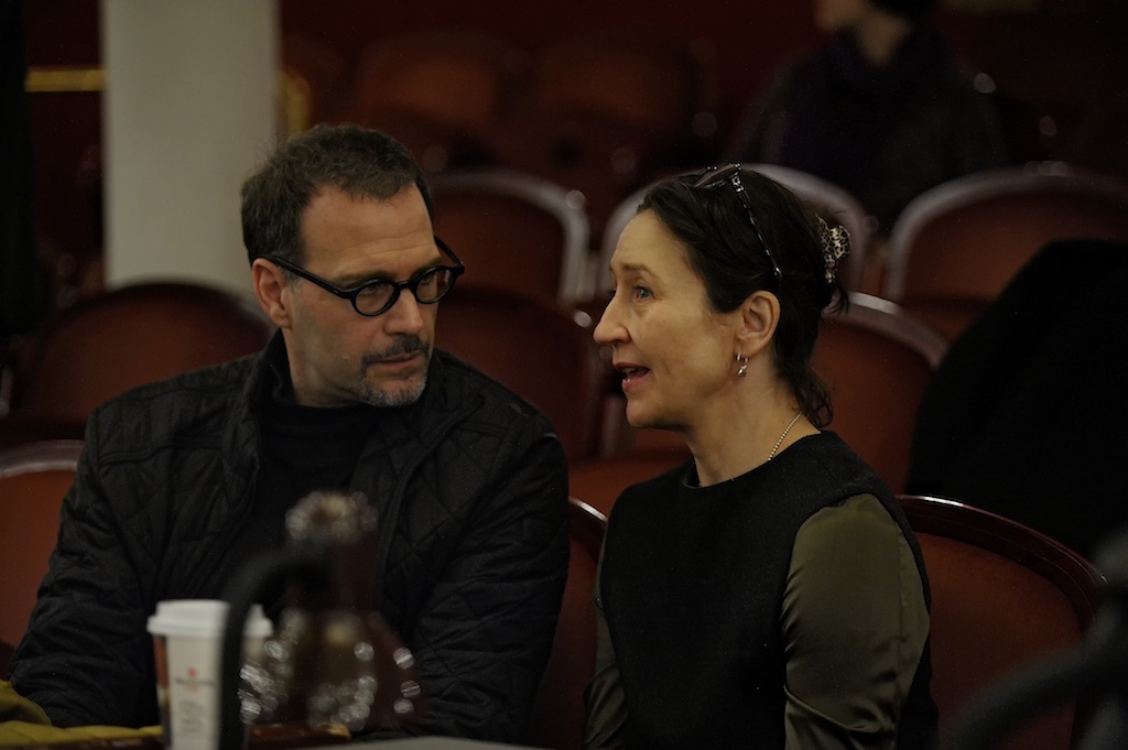 Bi chi trich, bien dao mua nguoi Duc tra thu bang chat thai hinh anh