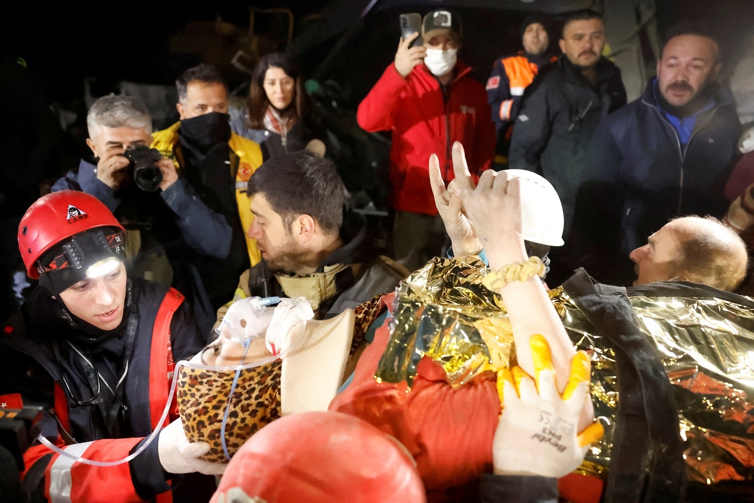 Nguoi dan ong duoc cuu 11 ngay sau dong dat du tinh de goi dien thoai hinh anh