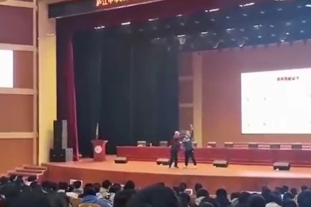 Giang vien Trung Quoc bi dinh chi vi 'sung bai' phuong Tay hinh anh