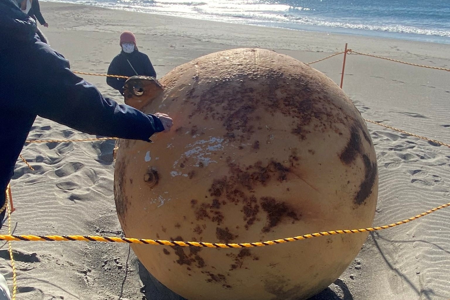 Thay gi tu nhung vat the troi noi giua dai duong hinh anh