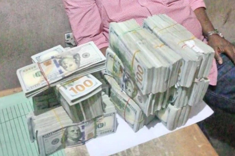 Nghi si Nigeria bi bat khi mang theo 500.000 USD tien mat hinh anh