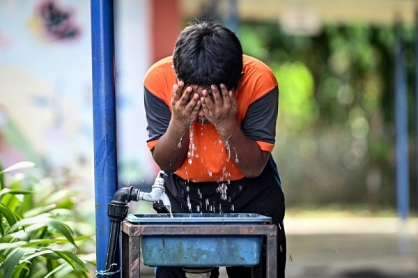 Malaysia dinh chi tat ca hoat dong ngoai troi cua hoc sinh hinh anh