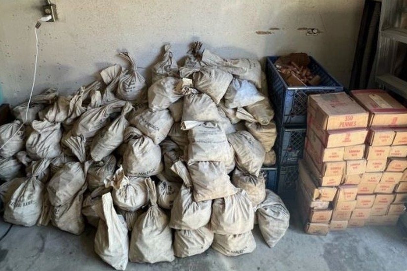 Cap vo chong My phat hien mot trieu dong xu duoi tang ham hinh anh