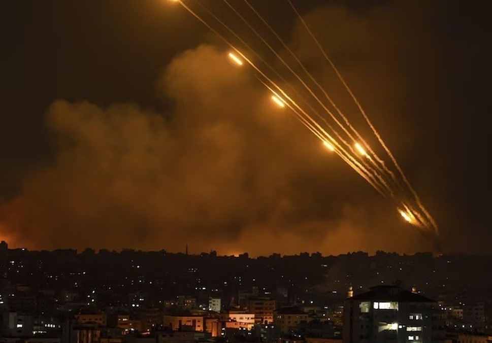 Toan tinh cua Iran khi ban 180 ten lua dan dao vao Israel hinh anh