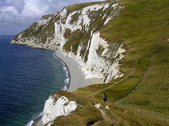 Jurassic coast, Anh: Jurassic Coast là các vách đá dọc theo Dorset và bờ biển Đông Devon của nước Anh, trải dài trên 200 km gần như là liên tục. Các vách đá này hình thành từ kỷ Trias, kỷ Jura, kỷ Phấn Trắng và kéo dài đến kỷ Đại trung sinh, được cho là đã tồn tại được 185 triệu năm. Khi đi dọc bờ biển, bạn sẽ bắt gặp những dấu chân và hóa thạch thời tiền sử.