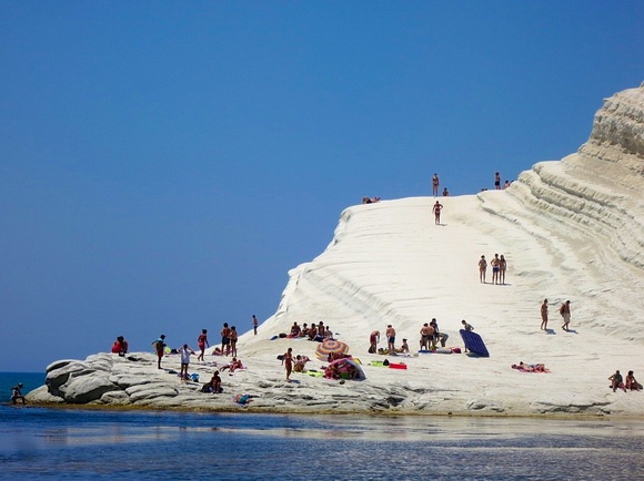 Scala dei Turchi, Italy: Bãi biển này theo tiếng Italy có nghĩa là “Những bậc thang của người Thổ Nhĩ Kỳ”. Bãi là một vách đá vôi trắng, được thiên nhiên “điêu khắc” như một cầu thang dọc bờ biển Realmonte, gần Porto Empedocle, phía nam Sicily, Italy. Vách đá Scala trở thành địa điểm du lịch nổi tiếng, thu hút rất đông khách du lịch bởi màu trắng tuyệt đẹp của những 