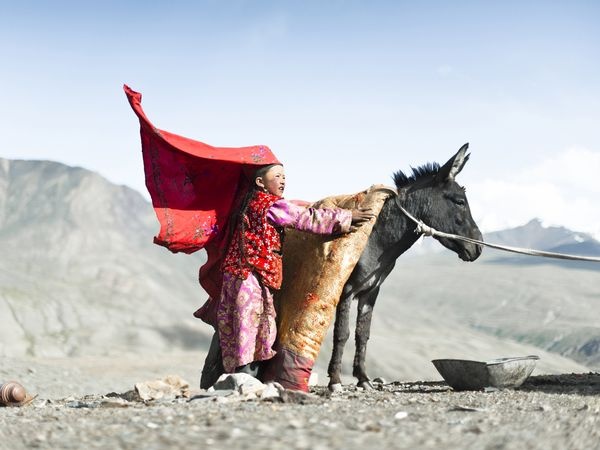 Bé gái chuẩn bị cưỡi lừa về làng tại Kashch Goz, Afghanistan. Ảnh: Cedric Houin