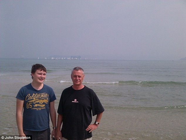 John Stapleton, tác giả cuốn sách (bìa phải).