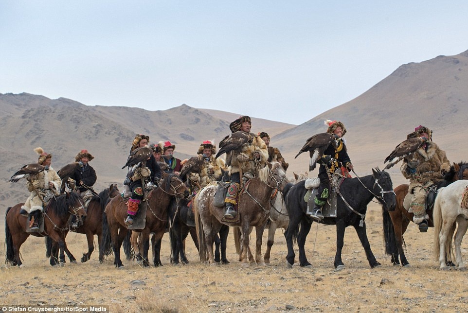 Các thí sinh trong trang phục lông thú thể hiện tài săn bắn.