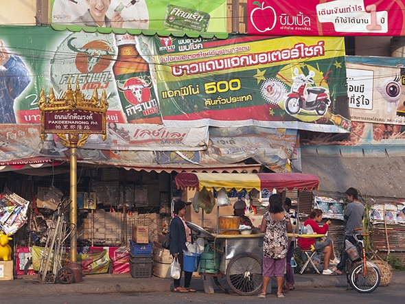 4. Chợ đêm Chiang Rai, Thái Lan là nơi được yêu thích với rất nhiều món ăn vặt, từ món cà ri xanh, sinh tố hoa quả tươi, đến các loại dế. 
