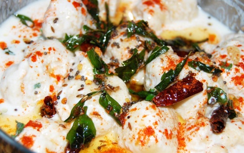 5. Chợ Chandni Chowk (Ấn Độ) bán rất nhiều đồ ăn vặt như món Dahi Vada hòa quyện giữa sữa chua trộn, bánh đậu dava (một loại bánh hơi giống donut nhân đậu lăng và nho khô), rưới thêm một chút xốt cay cay, hoặc bánh Parantha (một loại giống bánh nan nổi tiếng).