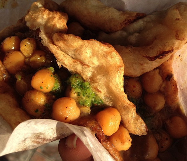 3. Bánh Doubles (Trinidad và Tobago): Bánh được làm từ 2 lát bánh bột mì kẹp nhân đậu, phủ tương ớt xoài, dưa chuột, dừa và sốt tiêu.