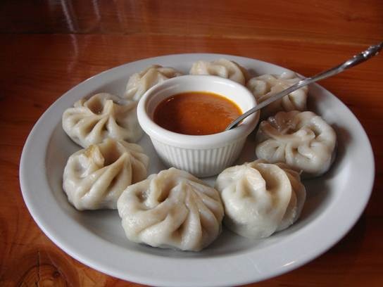 1. Bánh momo (Nepal): Loại bánh này giống dumpling, có nhân thịt xay, rau, hoặc một loại phô mai Himalaya có tên là Chhurpi, vỏ ngoài dai, được hấp lên rồi ăn với một loại nước sốt đặc biệt làm từ cà chua, ớt cay, hành ngò xay nhuyễn. Món momo này được bình chọn do vừa ngon vừa rẻ.