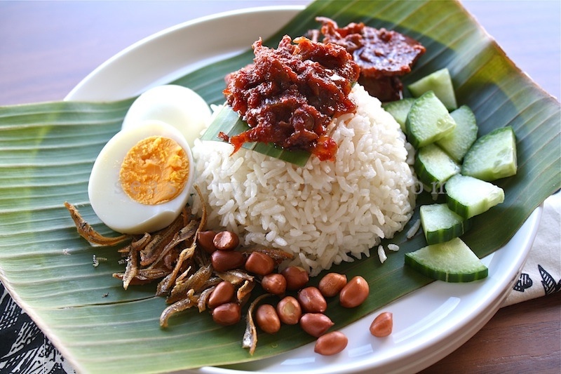 10. Nasi lemak (Malaysia): Thành phần cơ bản của món này là gạo nấu với sữa dừa, phủ tương ớt sambal. Ngoài ra món này có thể dùng kèm với trứng luộc, cà ri Malaysia, trứng chiên và sambal sotong (mực sốt cà ri cay).