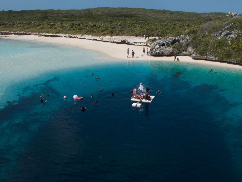 Dean’s Blue Hole (Long Island, Bahamas): Ở độ sâu xấp xỉ 200 m, đây được coi là hố sụt sâu nhất thế giới với miệng hố nằm dưới mặt nước. Nằm ở vịnh gần thị trấn Clarence ở Long Island, đường kính của hố vào khoảng 25 – 35m. Hố sụt có thể nhìn rất rõ bằng mắt thường do có màu xanh thẫm tương phản với  mặt nước biển.