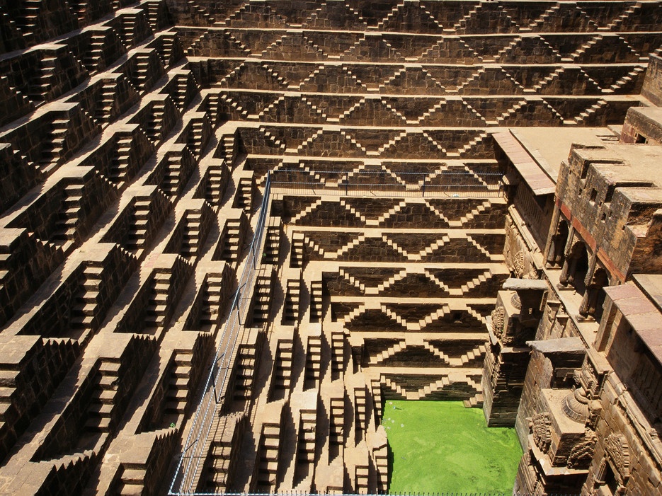 Chand Baori (Abhaneri, Ấn Độ): Ở bang Rajasthan của Ấn Độ, bạn sẽ được chiêm ngưỡng một cái giếng có bậc thang lớn nhất đất nước. Chand Baori được xây dựng khoảng những năm 800 – 900 sau Công nguyên với mục đích trữ nước trong mùa mua cho khu vực khô cằn. 3 mặt của giếng bao gồm 3.500 bậc thang với độ sâu hơn 30 m. Mặt thứ 4 của giếng là một ngôi đền. Chand Baori thờ một vị thần Hindu có tên Harshat Mata, là vị thần của niềm vui và hạnh phúc.