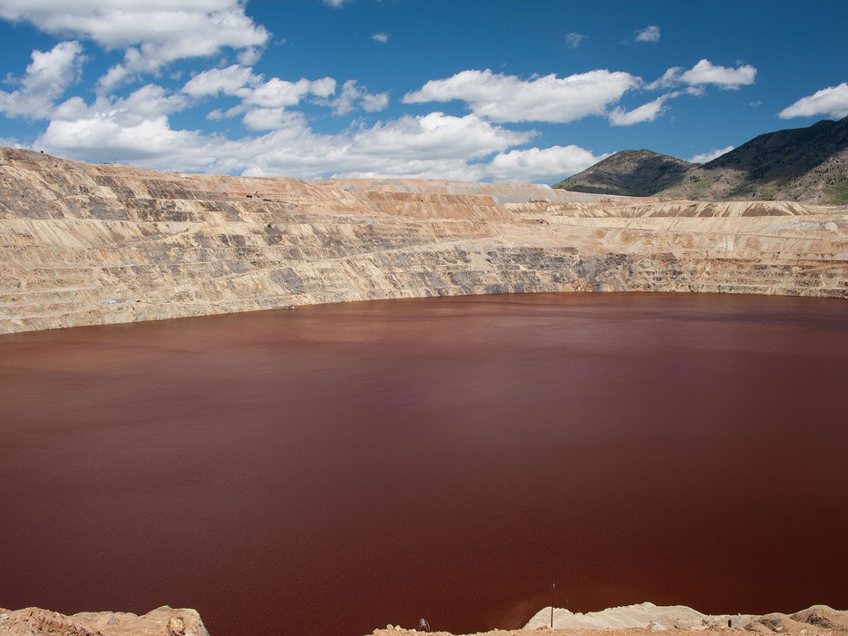 Hố Berkeley (Butte, Montana) là một mỏ đồng sâu hơn 518 m. Sauk hi mỏ đóng cửa năm 1982, hố bắt đầu ngập nước và nhiễm kim loại, hóa chất nặng từ bờ đá bao quanh. Khu vực này không thích hợp để bơi, nhưng được mở cửa cho du khách thưởng ngoạn.