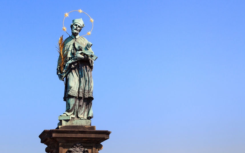 Tượng thánh John, Prague (CH Séc): Người ta tin rằng chạm vào bức tượng này sẽ có may mắn được trở lại thành phố một cách an toàn. Bức tượng thánh này được đặt ở vị trí vị thánh bị ném xuống nước và qua đời năm 1383. (Ảnh: Alamy)