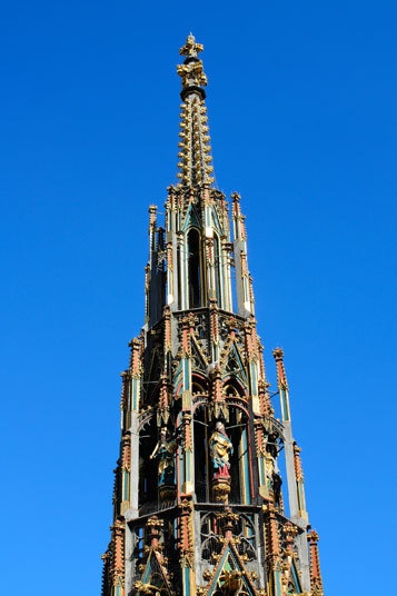 Schöner Brunnen, Nuremburg (Đức): Địa danh này có từ thế kỷ 14, đặc trưng với khóa đồng ở 2 mặt. Du khách thường đến đây chạm vào khóa để cầu may. (Ảnh: AP)