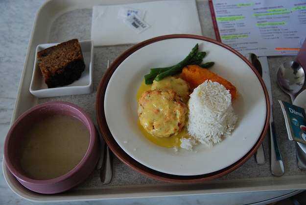 Cơm cá hồi, súp kem nghệ, bí đỏ, bánh chuối tráng miệng (New York, Mỹ)