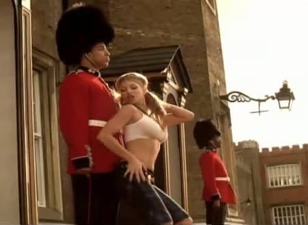 Lính gác tại cung điện Buckingham: Nghề này được coi là nghề tồi tệ nhất trong quân đội Anh quốc. Họ phải đứng bất động trong nhiều giờ, không được cười nói, và luôn phải duy trì tư thế đẹp nhất. Hằng ngày, họ phải dành rất nhiều thời gian để giặt là phẳng phiu bộ quân phục cũng như giày bốt để được duyệt trước khi làm nhiệm vụ đứng gác. Gặp phải bất kỳ khuyết điểm nào dù là nhỏ nhất, họ sẽ bị phạt dưới nhiều hình thức, trong đó có đứng gác ngoài giờ.