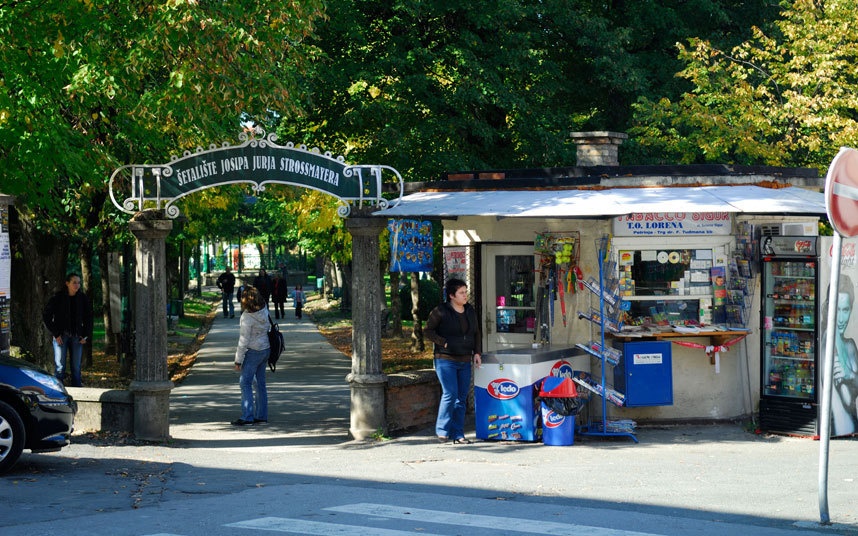 Petrinia (Croatia): Nơi đây là quê hương của Frano Selek, người được coi là may mắn nhất thế giới. Anh này từng may mắn thoát chết 7 lần, từ rơi máy bay, đổ tàu và một vài tai nạn xe máy khác. Cuối cùng, anh chàng trúng xổ số năm 2003. (Ảnh: Alamy)