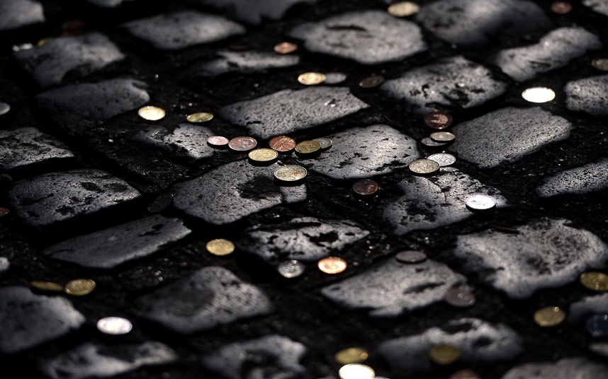 Đài phun nước Trevi, Rome (Italy): Địa điểm này nổi tiếng với việc du khách tung đồng xu vào đài phun nước để cầu may. Ước tính có khoảng 3.000 Euro được ném xuống đây mỗi ngày. Ngay cả khi khu vực này cạn khô nước thì du khách vẫn không ngần ngại ném xu. (Ảnh: Getty)