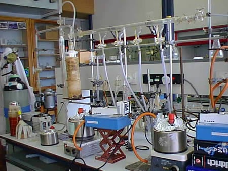 Ngửi khí trung tiện: Những người có nhiệm vụ phân loại mùi này làm việc trong các công ty sản xuất nước xúc miệng. Họ sẽ phải chường mặt ra để hứng các luồng “ám khí” để kiểm tra chất lượng sản phẩm. Michael Levitt, một nhà nghiên cứu ở Minneapolis đã thuê 2 người làm công việc ngửi khí trung tiện từ người 16 người khác. Sau khi ăn đậu tây, 16 người này phải đặt ống vào hậu môn của họ và… đánh rắm. Hơi thoát ra sẽ được thu vào những chiếc hộp. Người làm công việc ngửi sẽ phải tập trung hít ngửi 100 mẫu được mở ra một lúc để đánh giá mức độ độc hại.