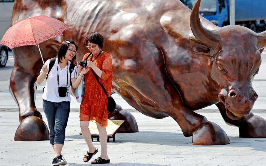 Tượng trâu húc (Charging Bull), New York (Mỹ): Du khách đổ về đây xoa vào bộ phận nhạy cảm của bức tượng để cầu may hoặc chụp ảnh. (Ảnh: Getty)