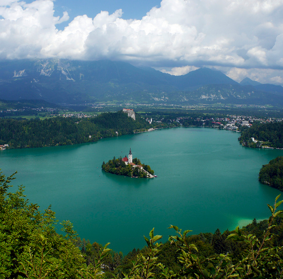 Đảo Bled (Slovania): Hòn đảo xinh xắn này nằm trên hồ Bled ở dãy núi Julian phía tây bắc Slovenia. Trên đảo có một vài tòa nhà, cao nhất là một nhà thờ xây từ thế kỷ 17. Nhà thờ có tòa tháp cao 52 m và bậc đá gồm 99 bậc. Khách du lịch và các đôi bạn trẻ thường tìm đến đây tổ chức lễ cưới. Cách duy nhất để ra đảo là bằng thuyền.