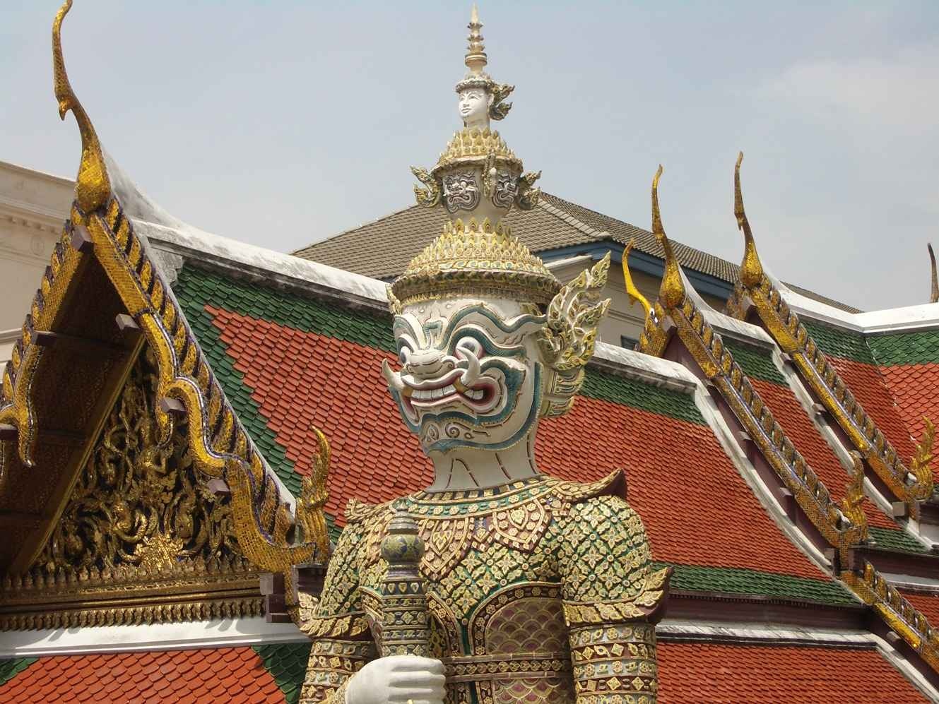 Bangkok: Tên nguyên gốc của thành phố này do vua Rama I đặt là “Krung Thep Mahanakhon Amon Rattanakosin Mahinthara Ayuthaya Mahadilok Phop Noppharat Ratchathani Burirom Udomratchaniwet Mahasathan Amon Piman Awatan Sathit Sakkathattiya Witsanukam Prasit”,  nghĩa là  