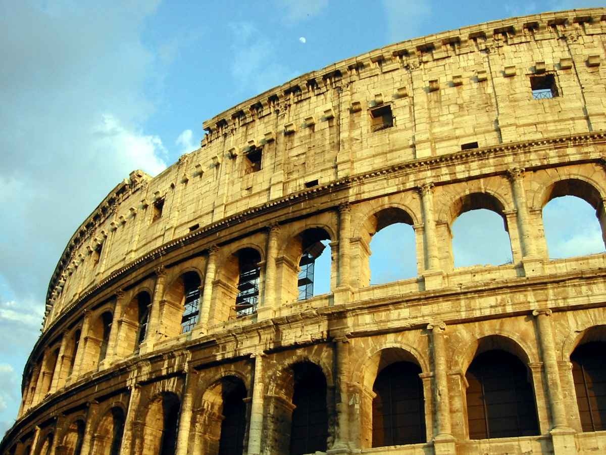 Rome: Nguồn gốc tên thành phố này như một huyền thoại. Nó bắt nguồn từ việc hai anh em sinh đôi Romulus và Remus, con thần Chiến tranh La Mã, bị một người chú trả thù và bắt cóc khỏi người mẹ, sau đó bị ném xuống dòng sông Tiber. May mắn thay, hai anh em được một con sói cứu sống và nuôi lớn. Sau này, chính họ đã xây dựng nên thành phố ở nơi họ được cứu thoát, và tên thành phố được biến tấu từ tên hai anh em là Rome.