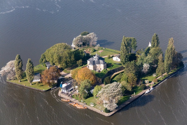 Đảo Wihelmstein (Đức): nằm trên hồ Steinhuder Meer, phía tây bắc của Đức. Công tước Wilhelm vùng Schaumburg-Lippe đã xây một pháo đài ở đây để bảo vệ địa phận nhỏ bé của mình những năm 1724 – 1777. Đảo Wihelmstein thực chất là hòn đảo nhân tạo được xây bằng đá, được dân chài địa phương chở bằng thuyền từ đất liền. Ban đầu, pháo đài bao gồm 16 hòn đảo nối với nhau. Trên đảo, công tước cho xây dựng một trường quân đội. Ngày nay, khu vực này biến thành bảo tàng cho du khách tham quan.