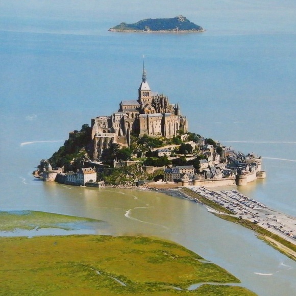 Đảo Mont Saint-Michel (Pháp): là một hòn đảo gồ ghề đá ở vùng Normandy, cách bờ biển phía tây bắc 1 km, nằm ngay tại cửa sông Couesnon gần Avranches. Năm 2009, cư dân của đảo là 44 người. Hòn đảo này từng là vị trí chiến lược ở thế kỷ 8 sau Công nguyên. Đây cũng là một trong những di sản thế giới được UNESCO công nhận, và đón hơn 3 triệu lượt du khách mỗi năm.