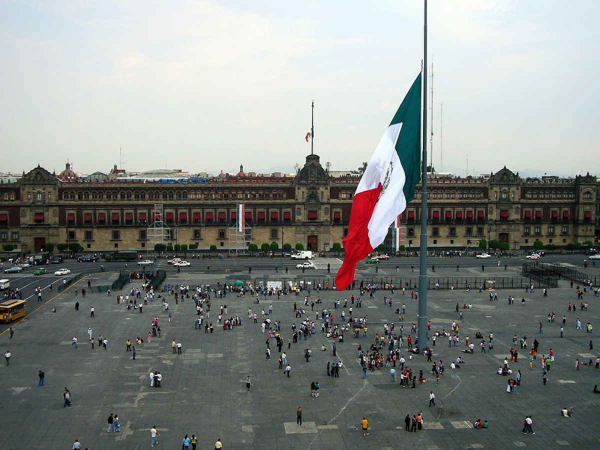 Mexico City: Khi Hernan Cortes đánh bại thổ dân ở Tenochtitlan và quét sạch thành phố, họ muốn thành phố có một cái tên mới, một thành phố thuộc địa của Tây Ban Nha. Bộ tộc ở đây có tên gọi Mexica, vì vậy ban đầu Hernan Cortes gọi thành phố là Mejica y Tenochtitlan, còn thành phố mới là Ciudad de Mexico, nghĩa là Mexico City.