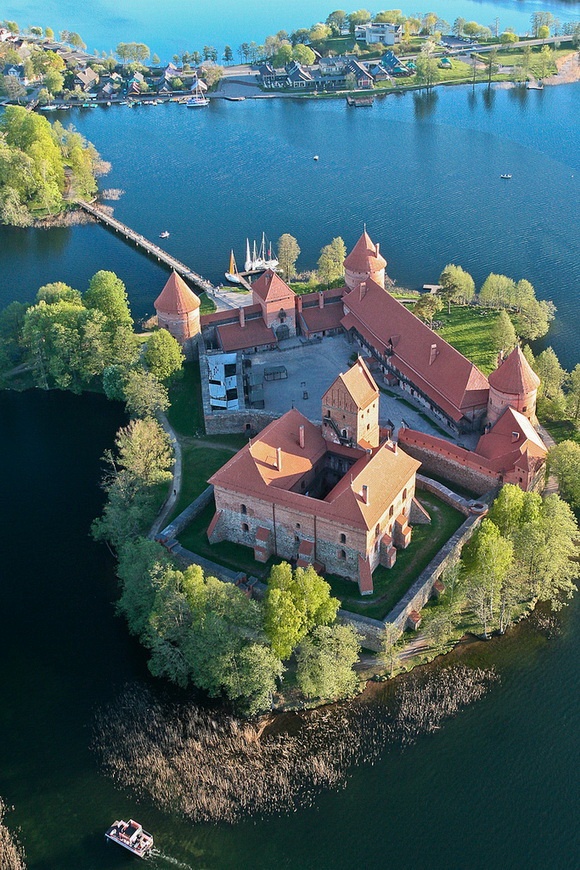Lâu đài Trakai (Lithuania): nằm trên một hòn đảo ở hồ Galve, Lithuania. Lâu đài đá này được xây dựng từ thế kỷ 14 với 1.409 công nhân. Đây cũng là địa điểm mang tầm quan trọng chiến lược thời bây giờ. Ngày nay, đảo Trakai là nơi tổ chức sự kiện, hòa nhạc, và lễ hội. Một bảo tàng được khai trương từ năm 1962 ở đây. Mỗi năm, lâu đài này đón khoảng 300.000 du khách.