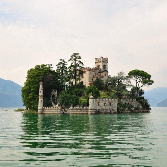 Đảo Loreto (Italy): nằm ở hồ Iseo, một trong 4 hồ rộng nhất ở Italy, lấy nước từ song Oglio. Trong tiếng Italy, đảo có tên L’isola di Loreto là hòn đảo nhỏ nhất hồ, đây là khu vực thuộc sở hữu tư nhân. Năm 1400, người ta xây một tu viện ở đây cho các xơ dòng S.Chiara. Còn ngày nay, trên đảo là một lâu đài theo phong cách tân Gothic, một công viên và một bến cảng nhỏ.