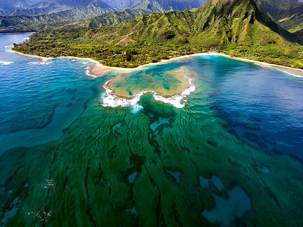 Bãi biển Tunnels, đảo Kauai, Hawaii, Mỹ nhìn từ trên cao (Ảnh: Scott Chapman)