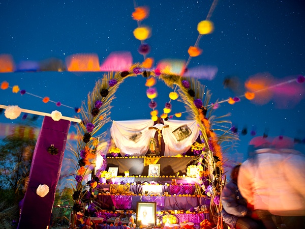 Ánh nên rực rỡ trên một bàn thờ trong Dia de los Muertos (Ngày của cái chết), Mexico (Ảnh: Emma Lozano)