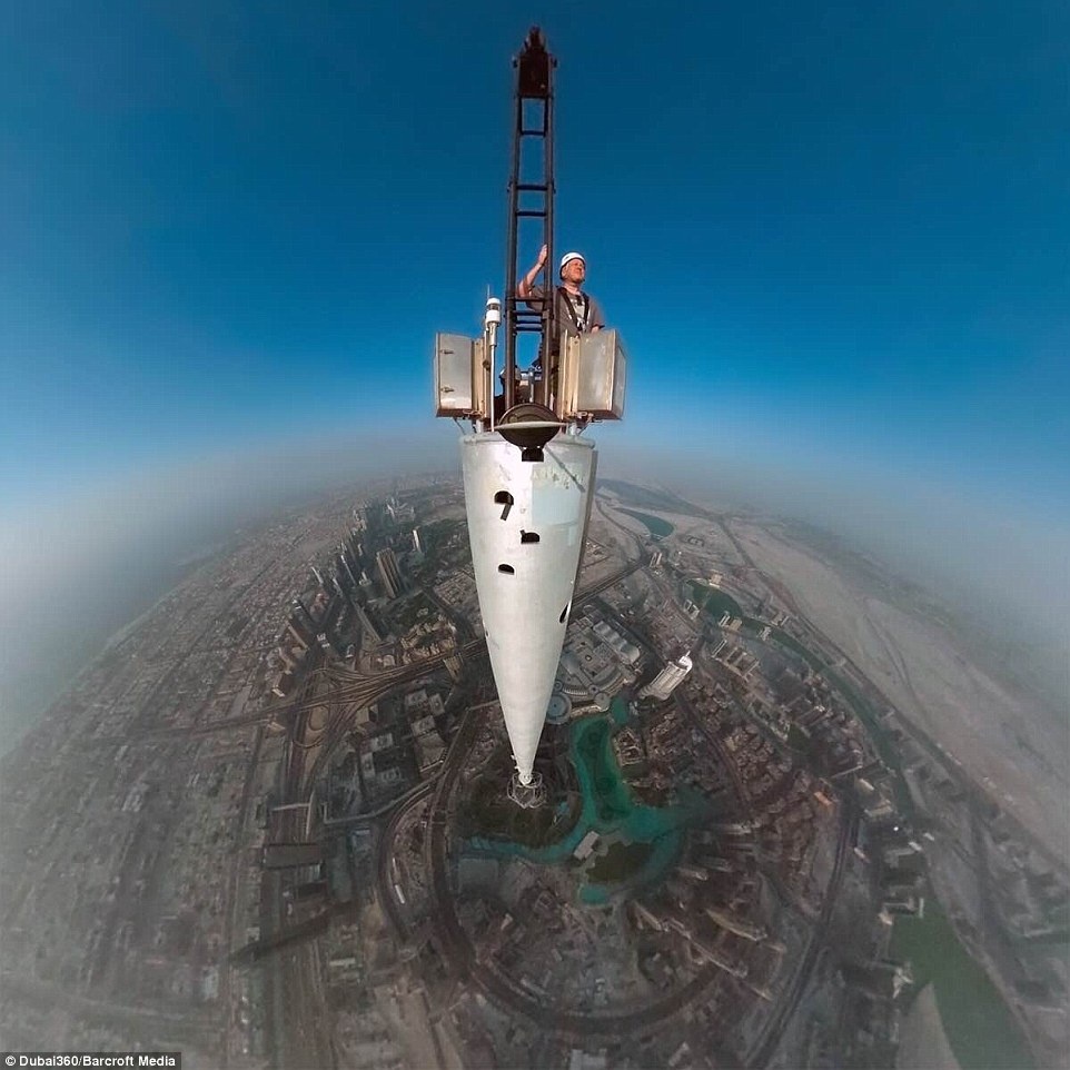 Selfie tu noc nha the gioi Burj Khalifa o Dubai hinh anh