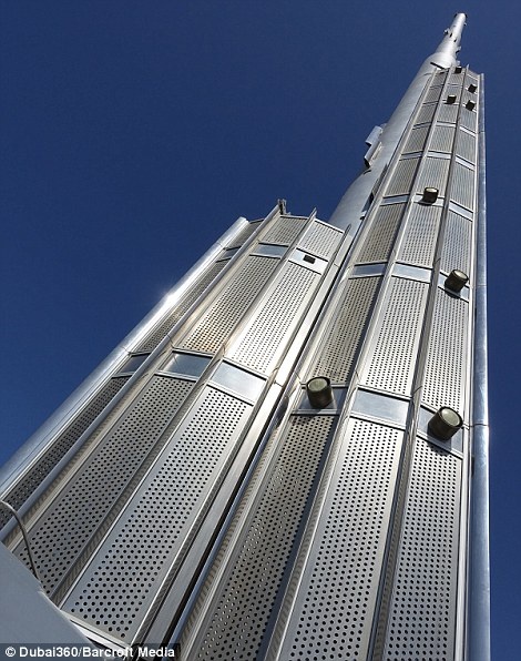 Tòa nhà Burj Khalifa cao 830 m nhìn từ dưới lên.