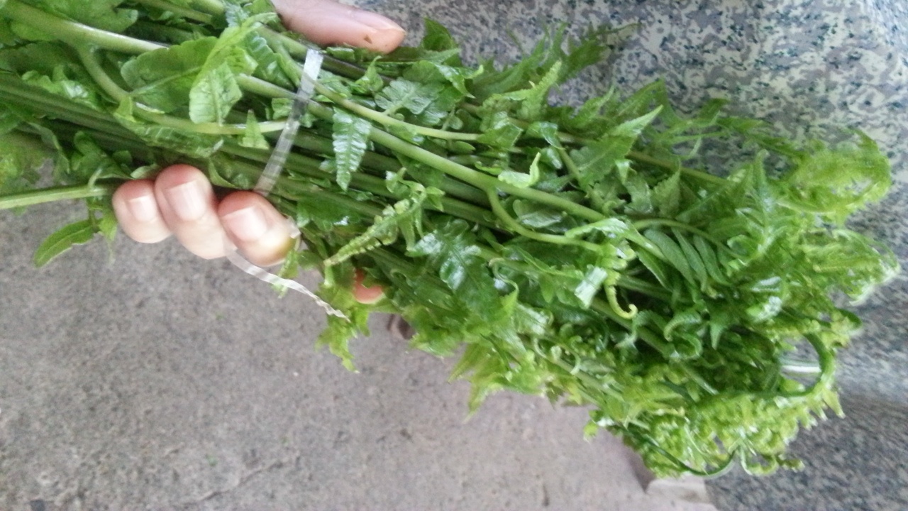 Được bó thành từng bó nhỏ bán ở chợ.