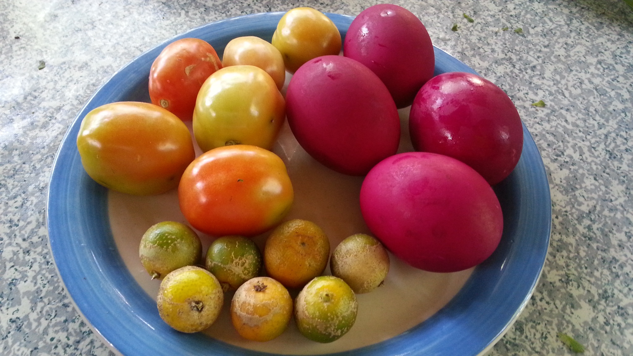 ...cùng trứng vịt muối, cà chua và quất.