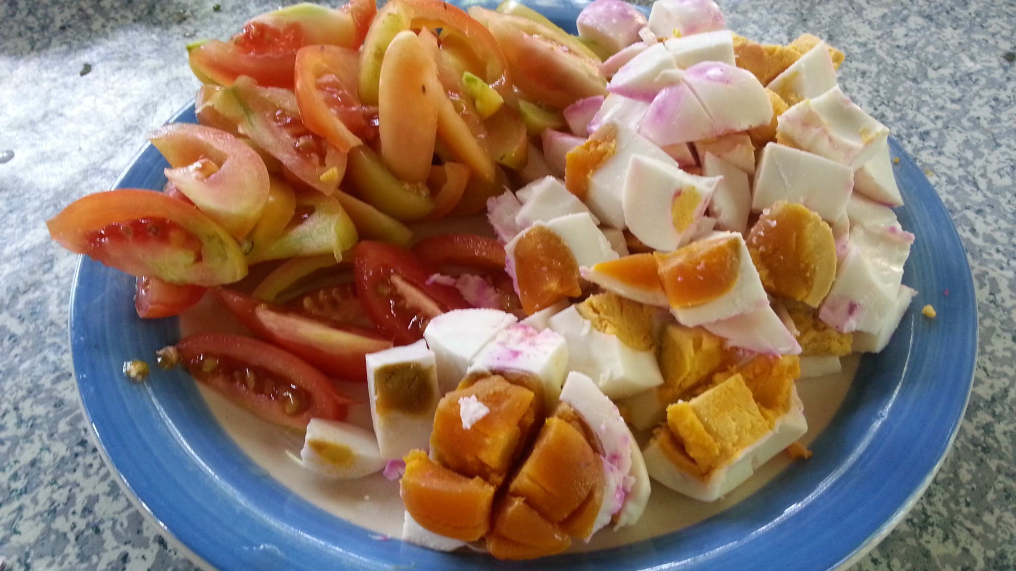 Cà chua cắt múi cau, trứng vịt muối cắt ra thành những miếng vuông nhỏ.