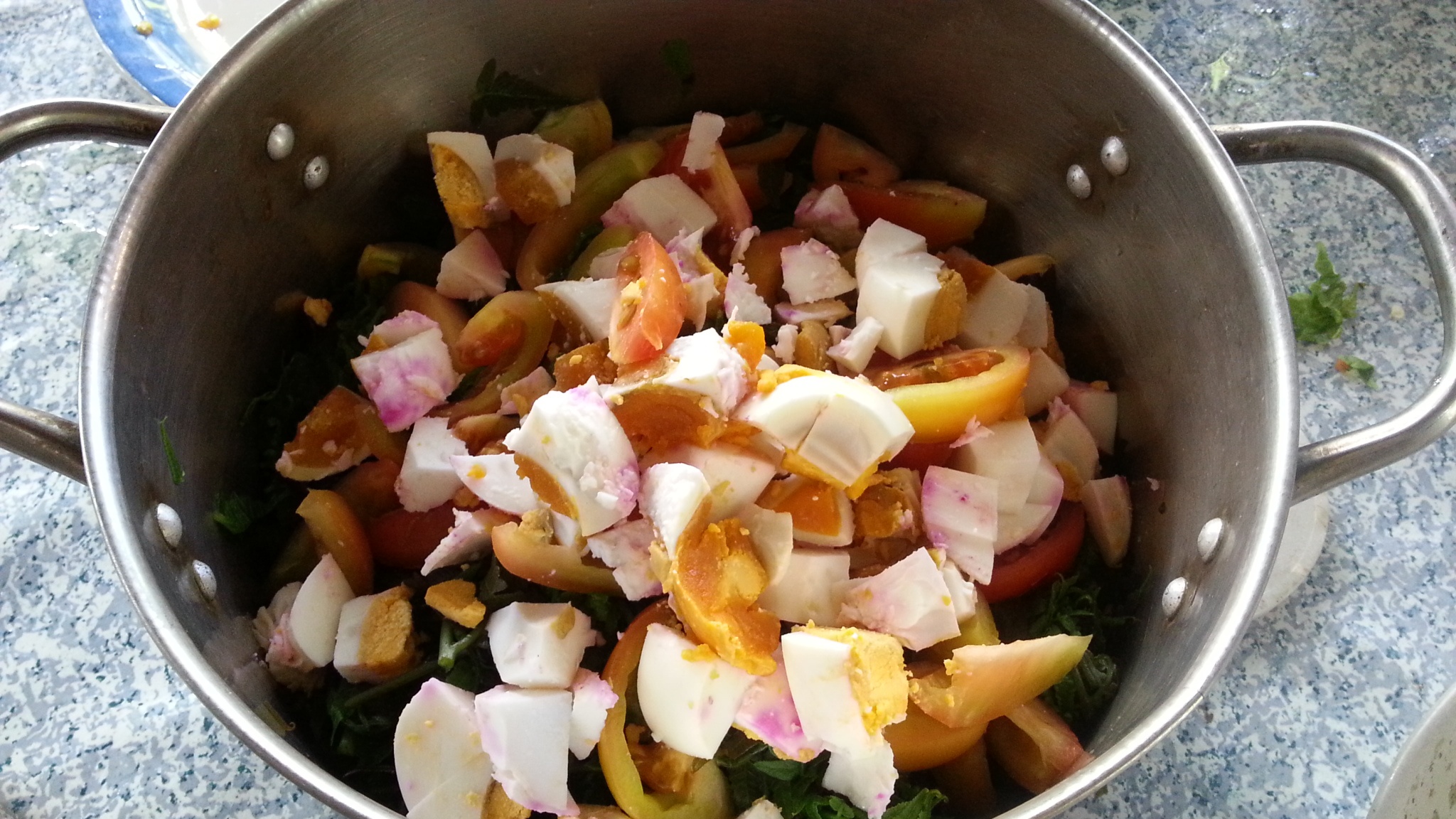 Trộn các nguyên liệu với nhau, vắt quất và nêm một chút muối.