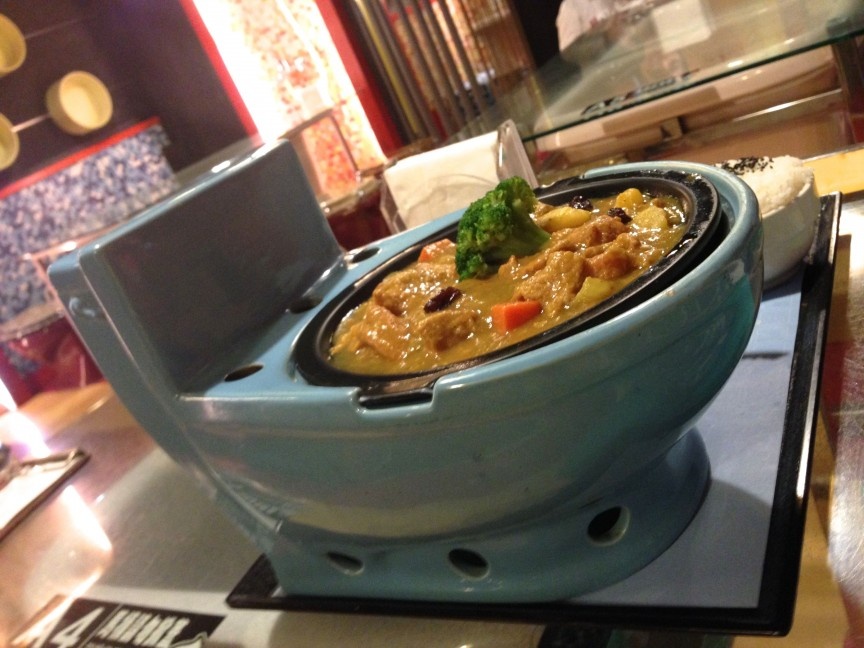 Nha hang dung do an trong bon cau hinh anh